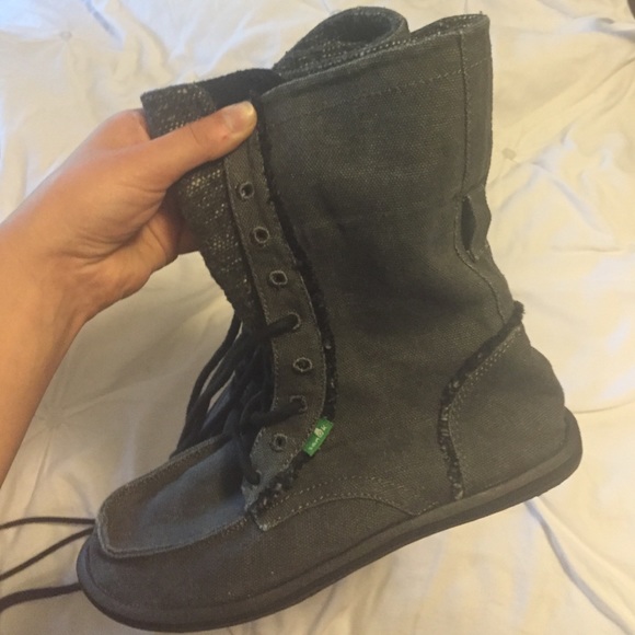 Sanuk lace up boots