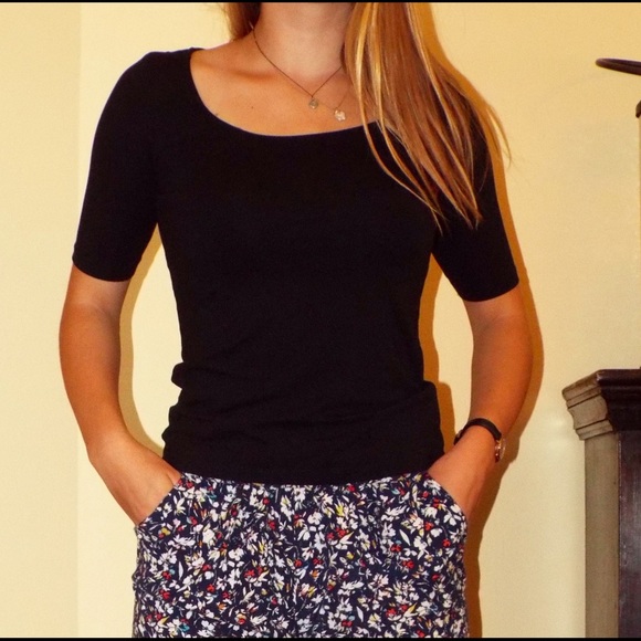 Half sleeve black top