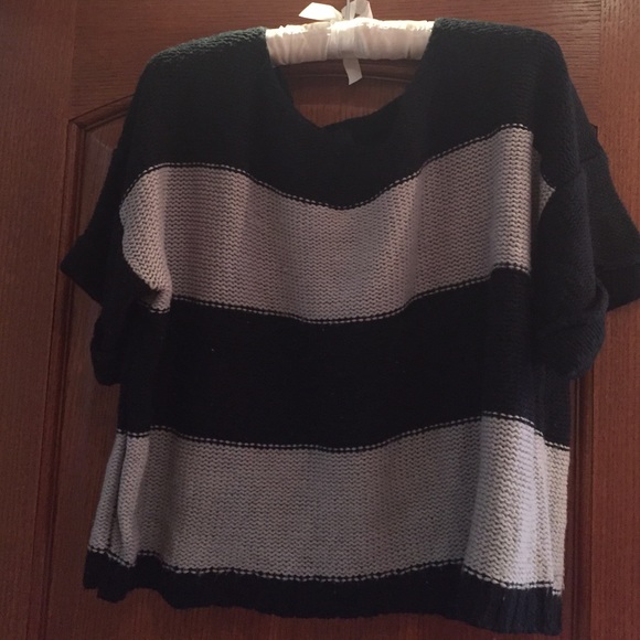 2b Bebe short sleeve knit shirt