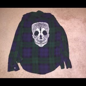 AEROPOSTALE DARK BLUE & GREEN LACE SKULL BUTTON UP