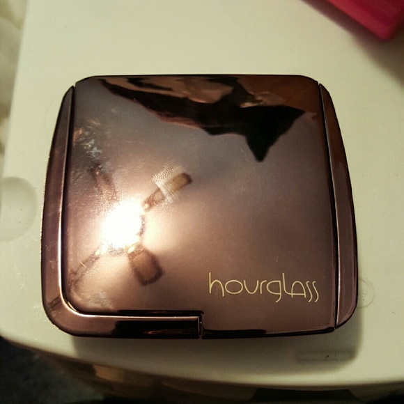 Hourglass ambient lighting powder in dim light