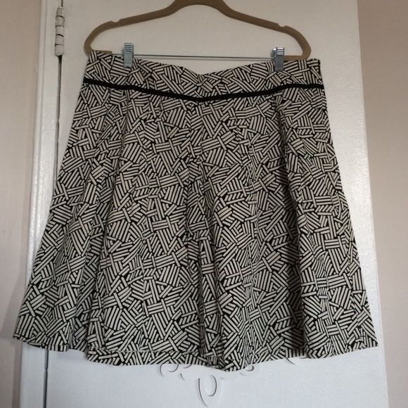 Black & white flared skirt