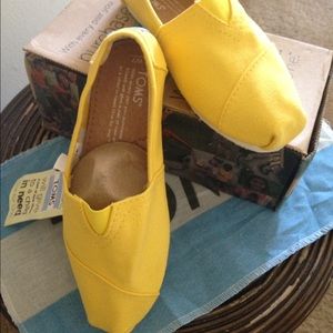 Brand new yellow TOMS, size 6