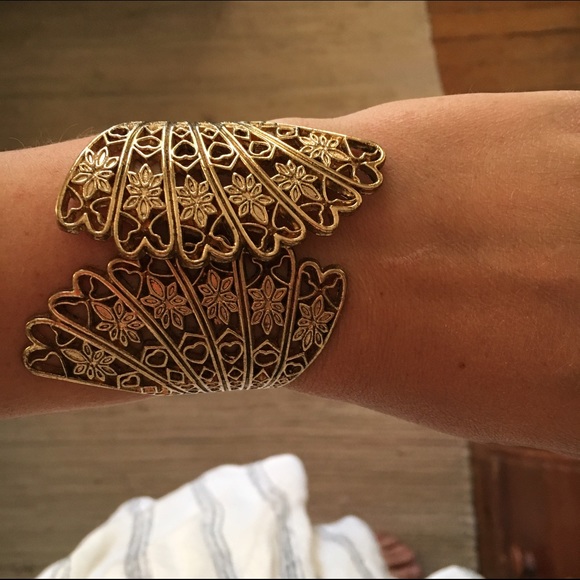 NWOT Gold Fan Style Cuff