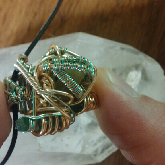 Green Tourmaline mini wire wrap - Picture 2 of 2