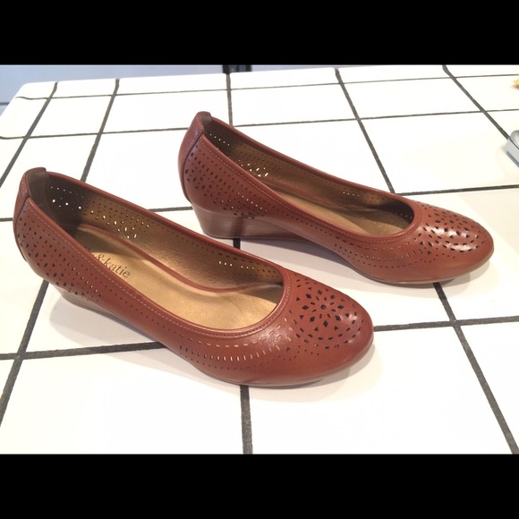 Kelly&Katie brown wedges
