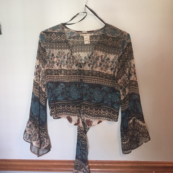 Cute midriff loose top that ties at bottom