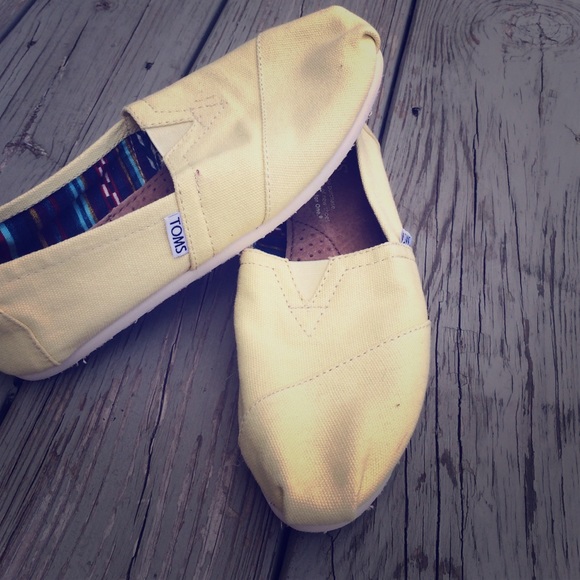 Super cute yellow toms
