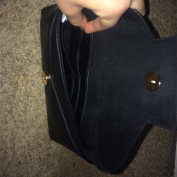 Black wristlet with gold chain - Picture 3 of 3