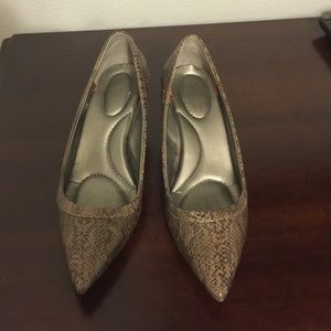 Bandolino snake skin like mid high pump