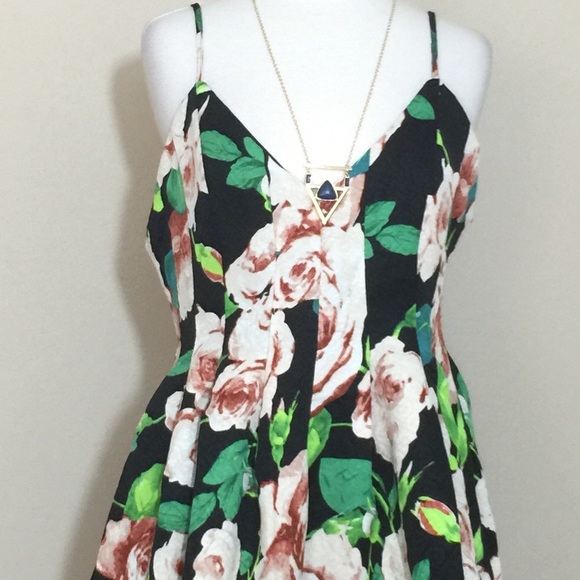 ✨FINAL PRICE✨Floral Romper - Picture 2 of 3