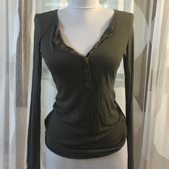 Olive top w graphic back