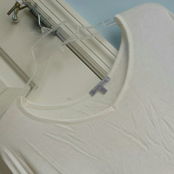 White v neck - Picture 4 of 4