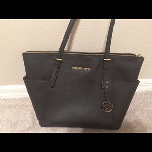 Michael Kors jet set tote zip