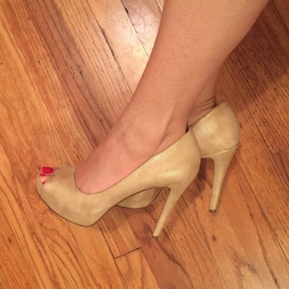 Light Gold GUESS Pumps