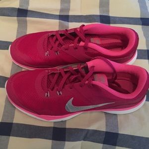 Women's pink Nike Flex Trainer 5