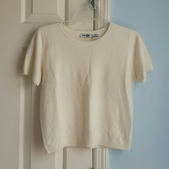 Crew neck short sleeve creme cropped sweater