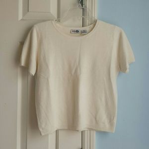 Crew neck short sleeve creme cropped sweater