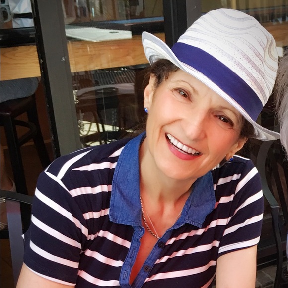 Meet your Posher, Denise - Picture 2 of 2