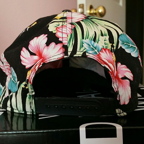 Snapback - Picture 3 of 4