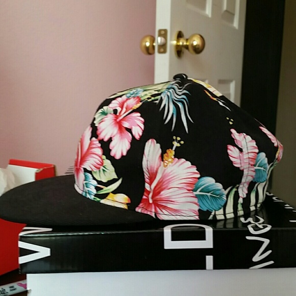 Snapback - Picture 4 of 4