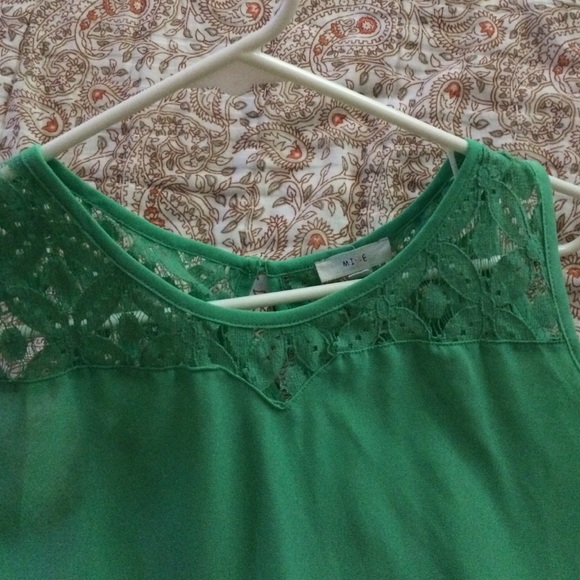 Blouse 🌸 - Picture 2 of 4