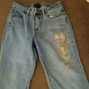 Washed jeans with pretty little flowers