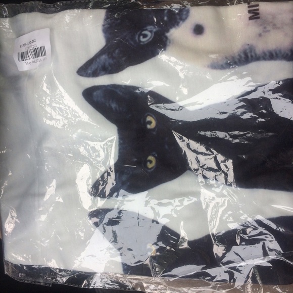 ACCEPTING OFFERS✨ LAST ONE✨ cute lace up cat top - Picture 3 of 4