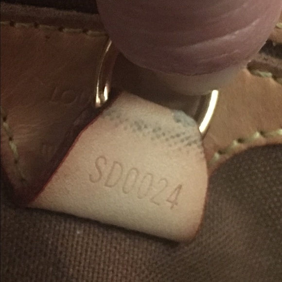 Louis Vuitton - Picture 3 of 4