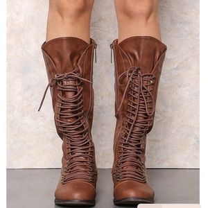 Lace up boots in light brown