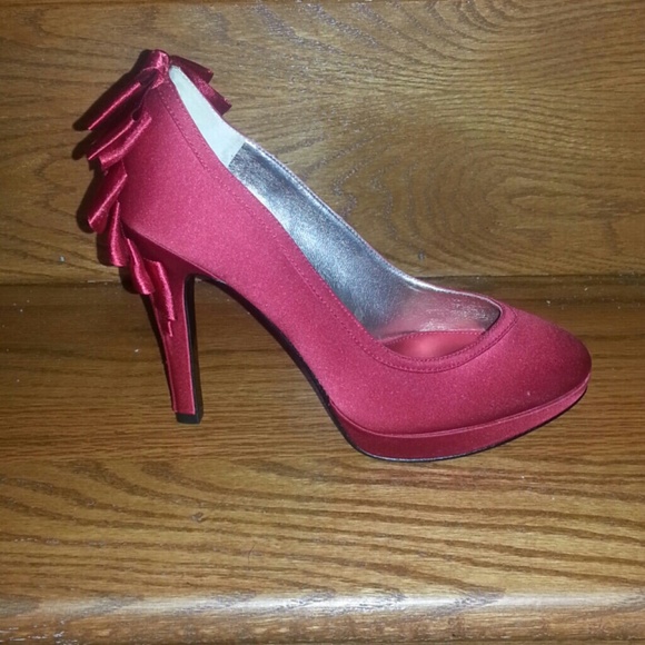 Red Nina Pumps, nwot