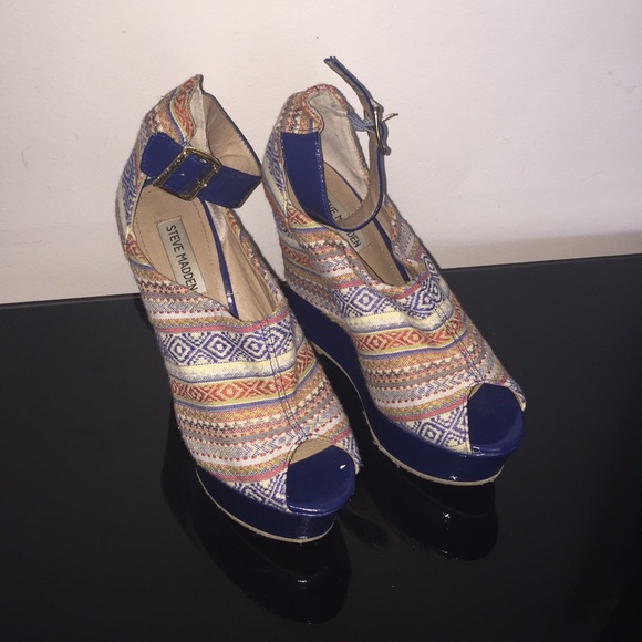 STEVE MADDEN TRIBAL PRINT WEDGES SIZE 8