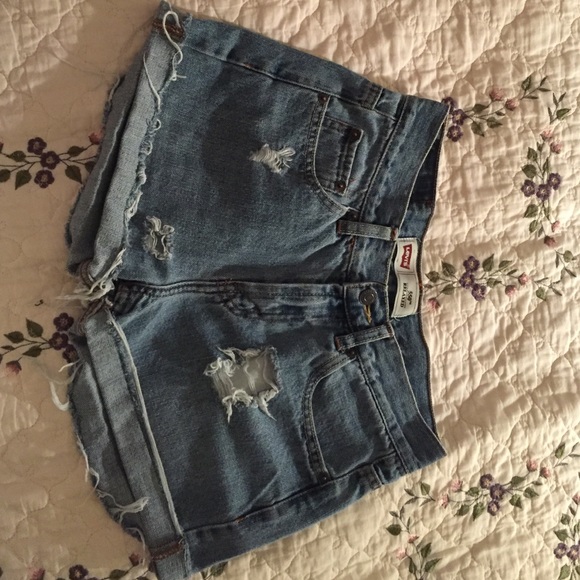 Levi Cutoff Shorts
