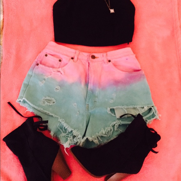 Adorable high waisted shorts!