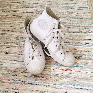 Vintage white leather converse high tops.🦄