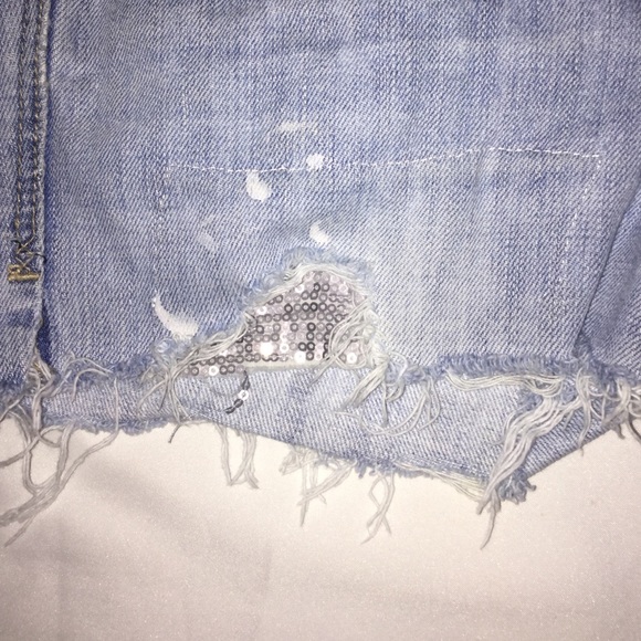 Hollister Women's Distressed Jeans Shorts. Size 1 - Picture 2 of 3