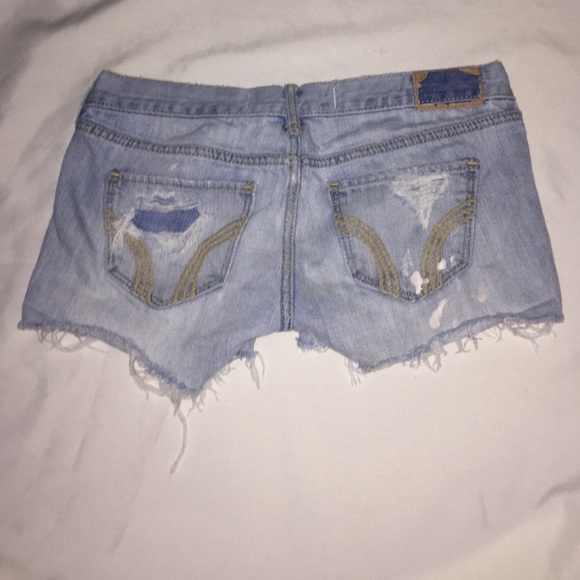 Hollister Women's Distressed Jeans Shorts. Size 1 - Picture 3 of 3
