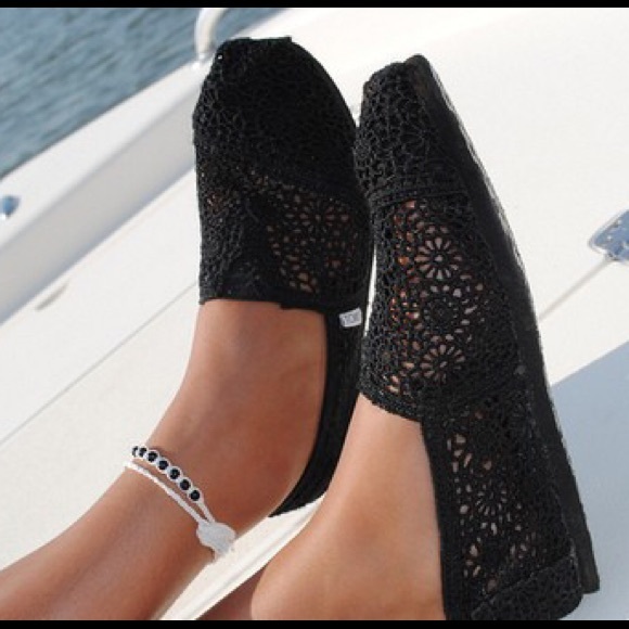 Black lace toms