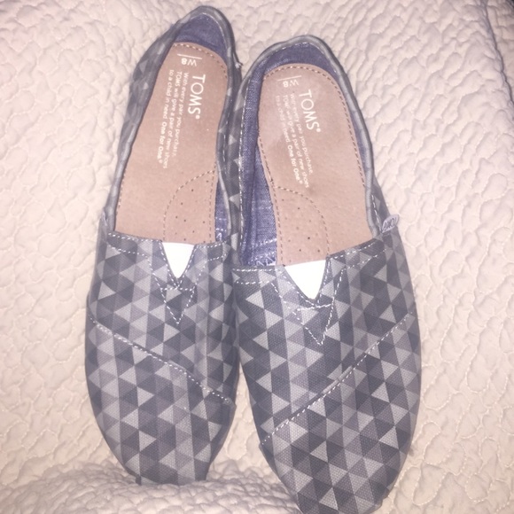 TOMS slide on gray geometric pattern