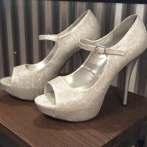 Silver Sparkly Heels! 👠