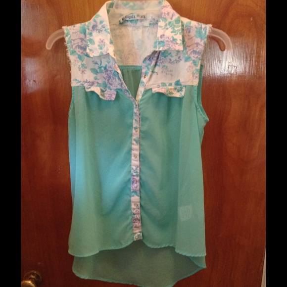 Sleeveless. Light weight for a hot summer day!