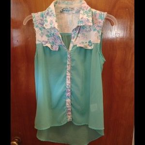 Sleeveless. Light weight for a hot summer day!