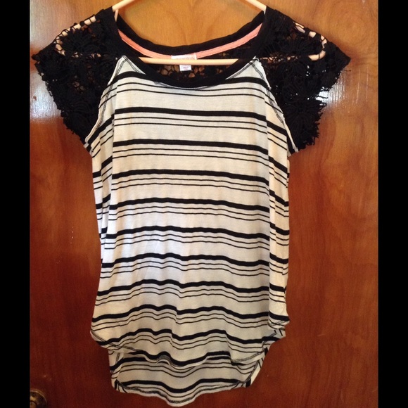 Cute and comfy black and white stripped shirt!