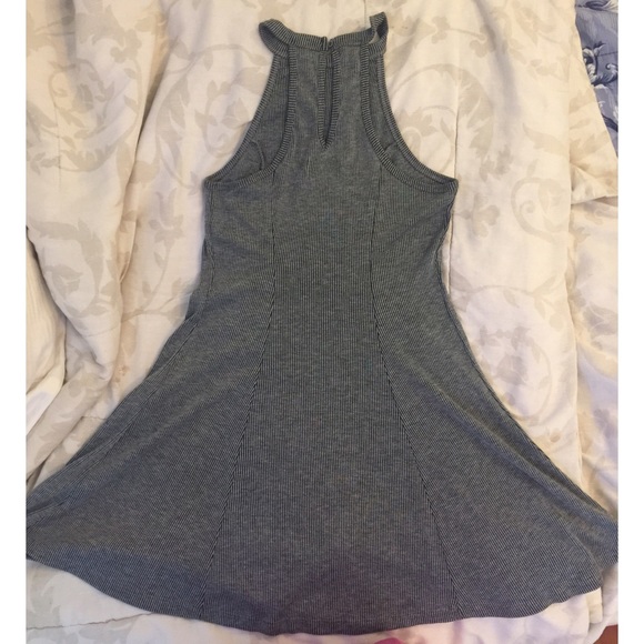 Dresses - Picture 2 of 3