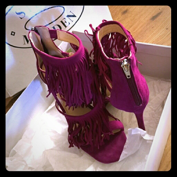Magenta pink fringed sandals