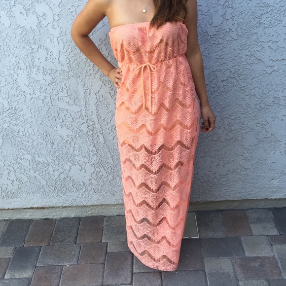 Maxi dress! Never worn. 💋 price negotiable.