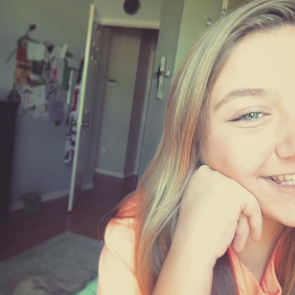 Meet your Posher, Ava - Picture 1 of 1