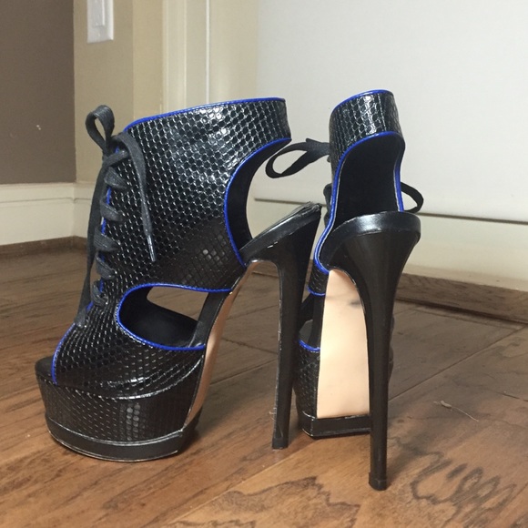 Sexy Black Iridescent Snake Print Pump - Picture 3 of 4