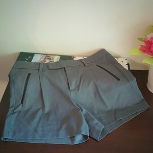 Gap Pleated Short with Pockets