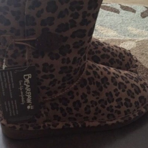 NEW! Bearpaw suede boots org. retail $90!!! - Picture 2 of 4
